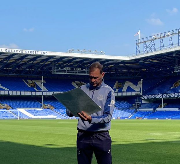 Duncan Ferguson Signs Limited Edition Prints